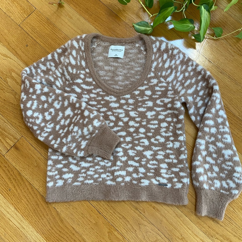 🤍 Abercrombie & Fitch fuzzy cheetah print sweater in size XS 🤍